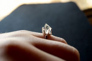 Csiszolatlan gyémántokból lett a legújabb eljegyzésigyűrű-trend