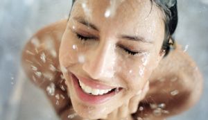 Szakértők szerint bőven elég lenne 3 naponta zuhanyozni