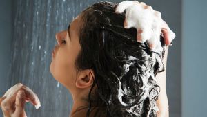 4 okos trükk, hogy ritkábban kelljen hajat mosnod