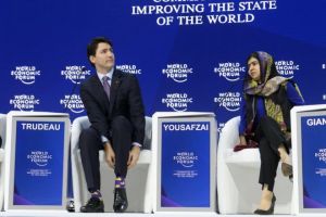 Kacsás zoknit villantott a kanadai miniszterelnök Davosban – fotó